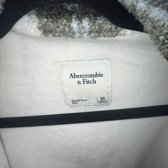 Abercrombie & Fitch Cropped Sherpa Shirt Jacket - Olive Plaid - Picture 7 of 8